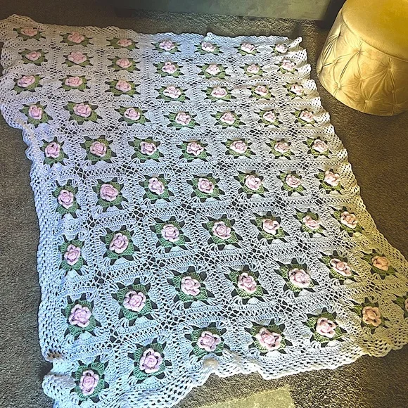 Handmade square afghan roses white pink green - Picture 3 of 9